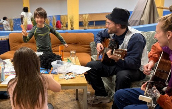 Kinder und Erwachsene musizieren