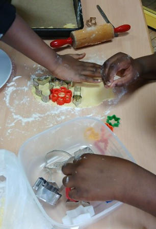 Kinderhände bei Plätchenbacken