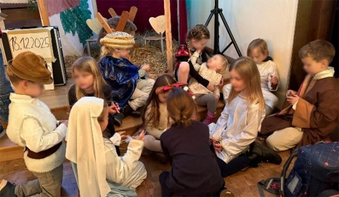 Kinder führen das Krippenspiel auf