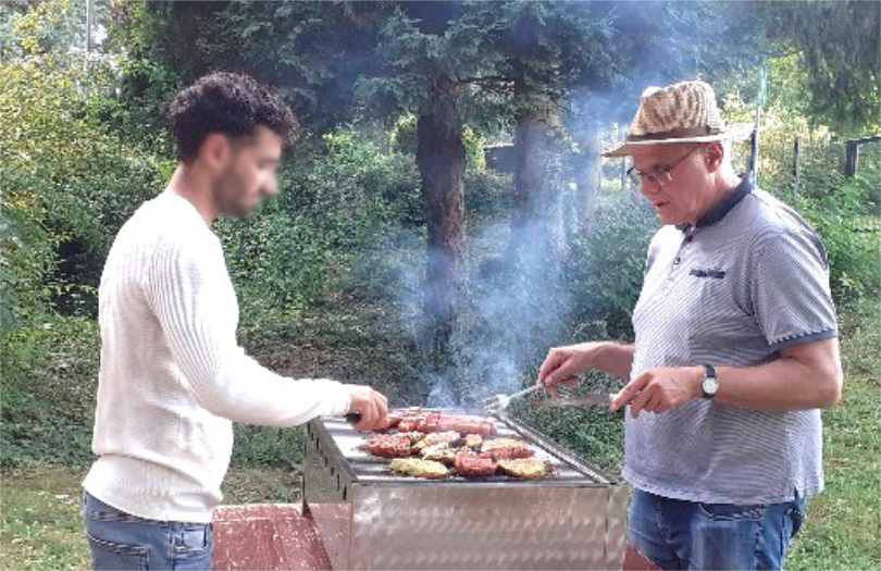 zwei Männer am Grill
